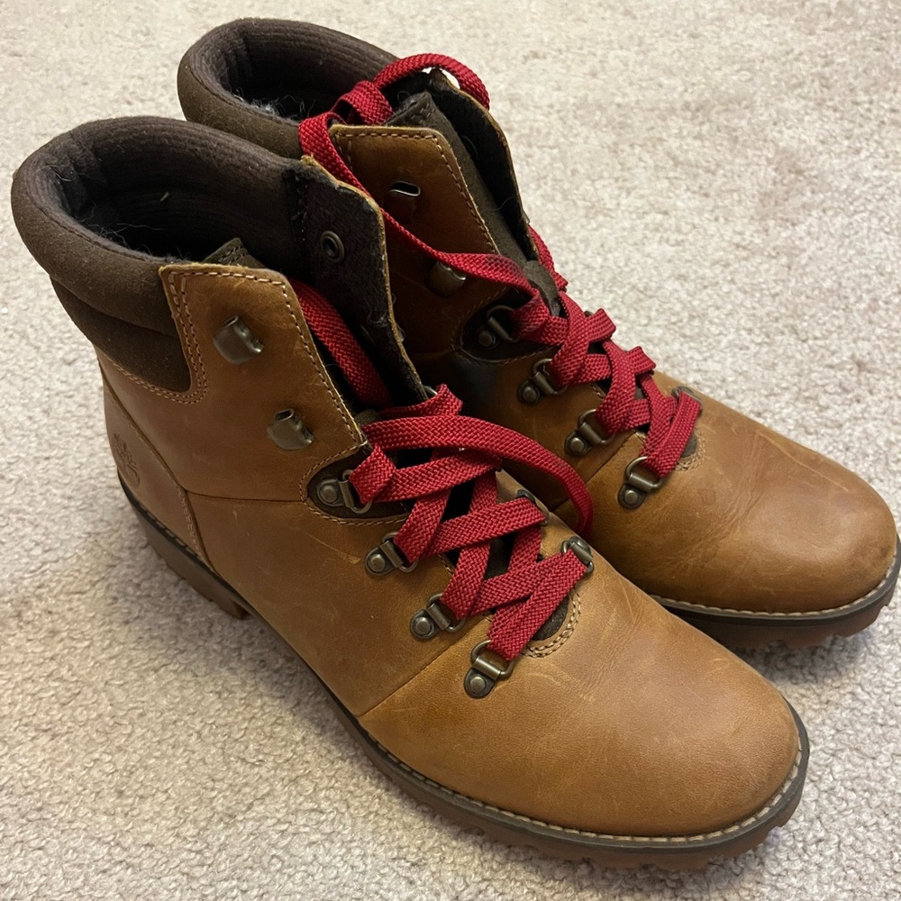 ALMOST NEW Timberland hiking boot with 1inch heel LEATHER size 8